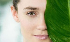 تصویر شاهزاده با کرم در دست